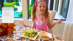 Настя учится определять время по часам во время Хэллоуина. Видео для детей