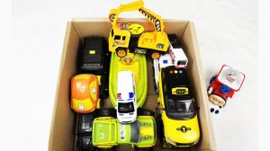 Мультики для детей и малышей про Новые яркие Машинки в коробке и кран. Мультики машинки