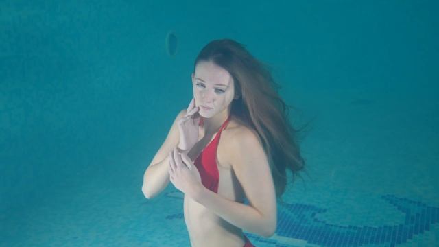 Купание девушки в бассейне