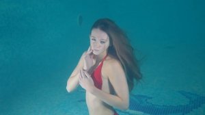 Купание девушки в бассейне