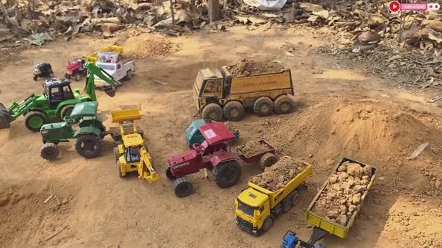 Возим песок игрушками. Мультик для детей
