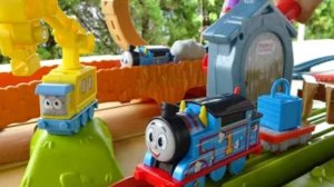 Паровозики учиться проезжать через мостики и не только. Видео для детей. #дети #видеодлядетей