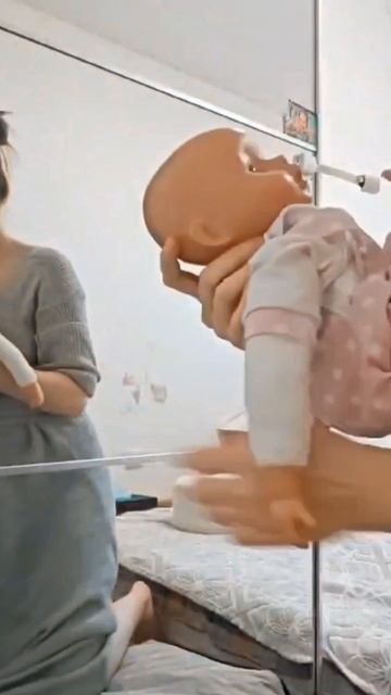 🟡КАК МАМЕ ПОДНЯТЬ РЕБЕНКА ОДНОЙ РУКОЙ ПЕРЕХВАТОМ ПОД 2 НОЖКИ