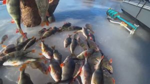 ВОТ ЭТО Я ПОНИМАЮ РЫБАЛКА С ЖЕНОЙ -ПОСЛЕДНИЙ ЛЁД НА РЕКе