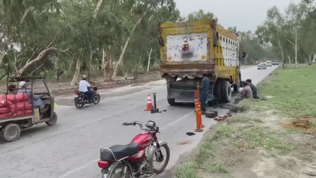 Сломалась ось от перегруза. Пакистанский ремонт