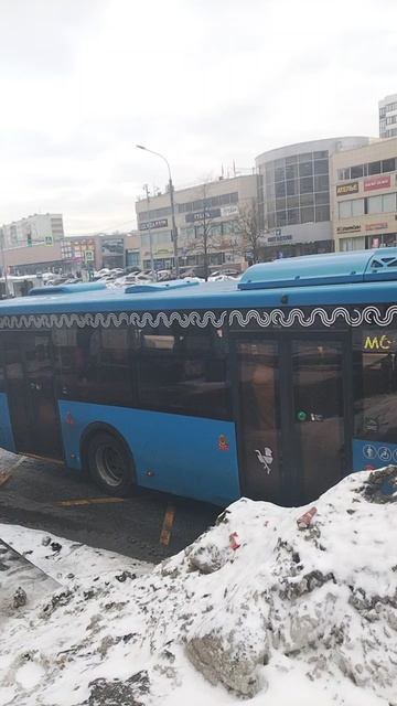 лиАЗ 5292.65 отправляется со остановки, маршрут м64