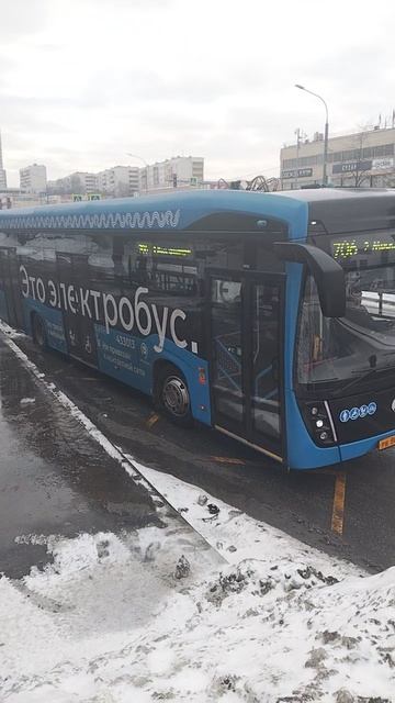 КамАЗ 6282 отправляется со остановки, маршрут 706