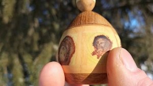 Шкатулка на ели под голубым небом