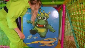 Алиса Шоу - Играем и веселимся в парке развлечений Joki Joya с Алисой(1080P_60FPS)