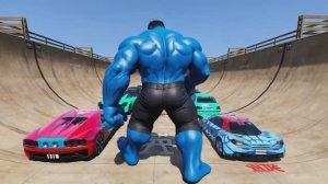 Безумный Синий Халк против крутой Небесной Рампы в ГТА 5, прыжки на машинах СУПЕРГЕРОЕВ