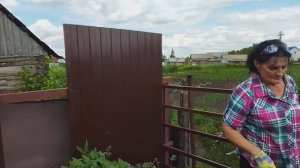 Установила забор и шпалеру. Как было и как стало.