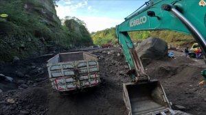 Строительство, экскаватор копает песок