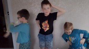 мои братья танцуют Макарена.