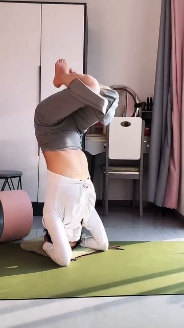 Упражнение «Йога-шпагат» и стойка на руках для развития гибкости и силы