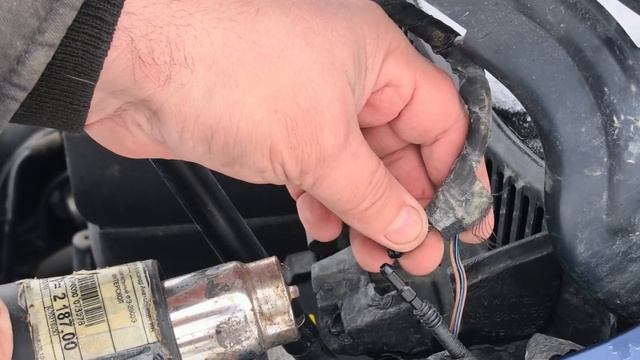 Оборвался шланг омывайки( угол левой стороны капота). РЕШЕНИЕ!!!