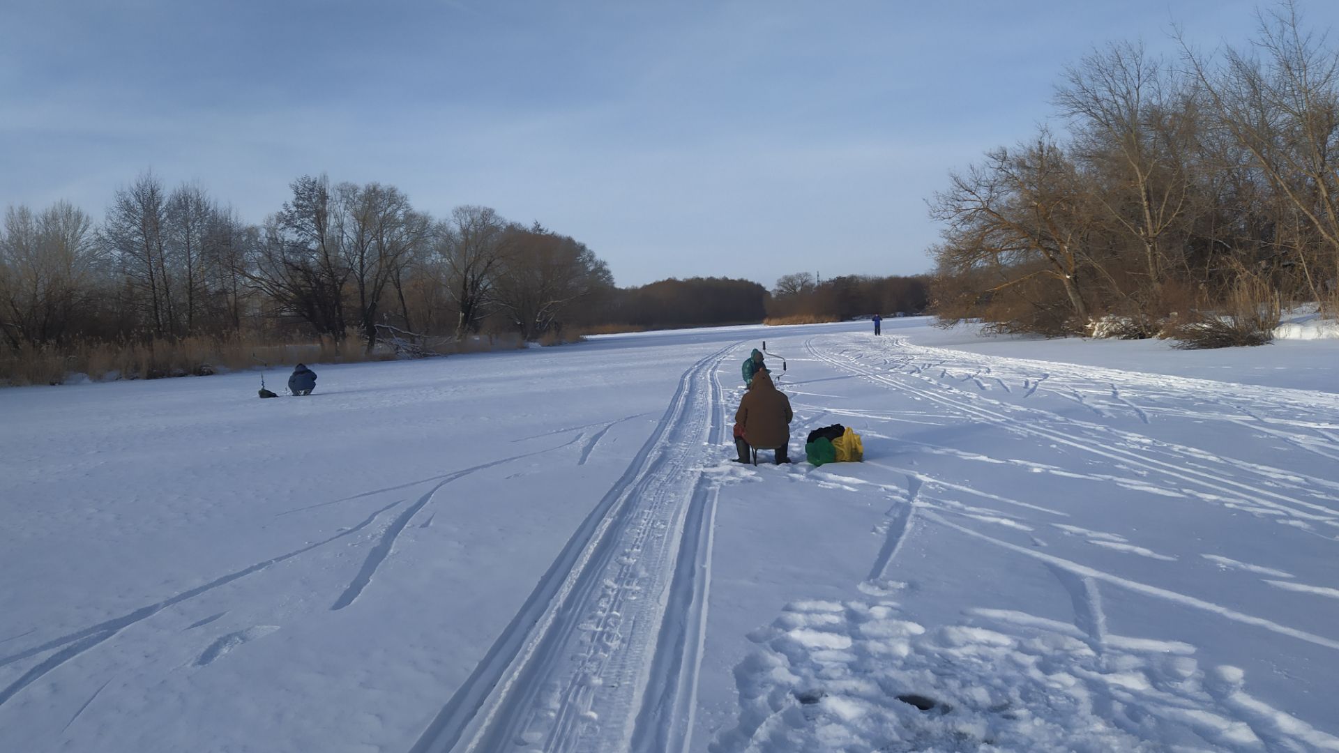 Ловля плотвы на мотыля в глухозимье.
