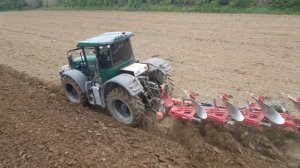 Вспашка с помощью электрического трактора мощностью 160 л. с