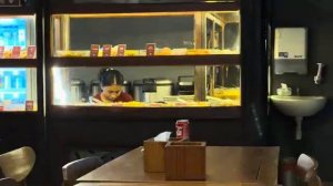 Беженец🇮🇩Бали. ГОНЯЮ НА МОПЕДЕ СИНДИ. КОШКА-ЗАВИСАЕТ! ЕДИМ В БАЛИЙСКОМ ВАРУНГЕ. БЕЛКА ЕСТ БАНАНЫ.