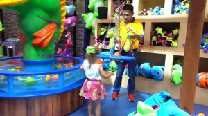 Настя развлекается на аттракционах с любимой куклой [get.gt]