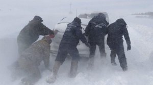 Спасатели эвакуировали беременную женщину с маленьким ребенком с заметенной трассы в Казахстане