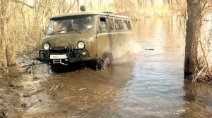 УАЗ по лужам и бездорожью