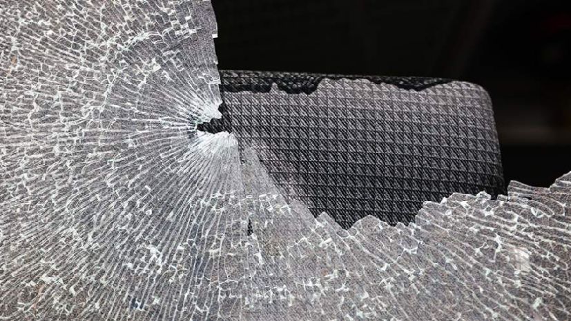 Обломки БПЛА повредили стекло автобуса в Сочи