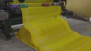 Изготовление синтетической ткани из переработанного пластика. Пакистан