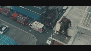 Полицейская история 2013: В осаде: Чжун спасает шашлычника, который хочет спрыгнуть с крыши