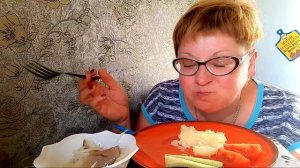 Селедочка,картошечка,вкуснее не бывает/Пока жарится рулька,жру это/МУКБАНГ( архив)