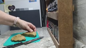 Испекла хлеб в микроволновке, посолила сало.