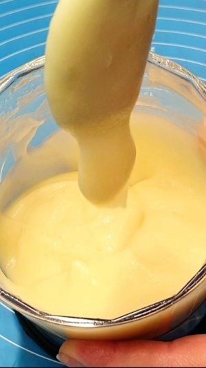 Постный яблочный майонез в чаше блендера