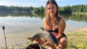 Девушка в соло-кемпинге⛺Отдых и рыбалка🎣на берегу живописного озера 🌿.