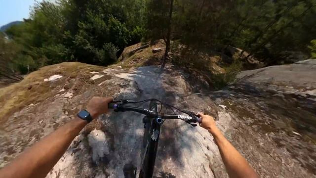 Катание по безумным трассам, по которым большинство людей даже не рискнули бы пройти.