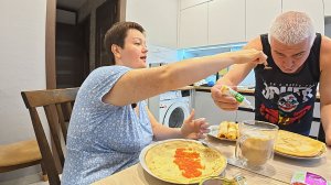 Мукбанг Вован НАКИНУЛСЯ на БЛИНЫ, СОЖРАЛИ гору с красной ИКРОЙ! Отметили МАСЛЕНИЦУ после Таиланда