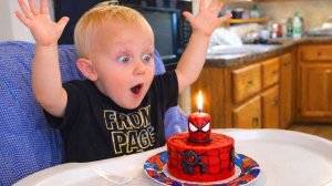 10 малышей задувают свечи