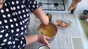 9.03.26. Маша клянчит рыбу. Пеку простейший тортик в праздничный день.