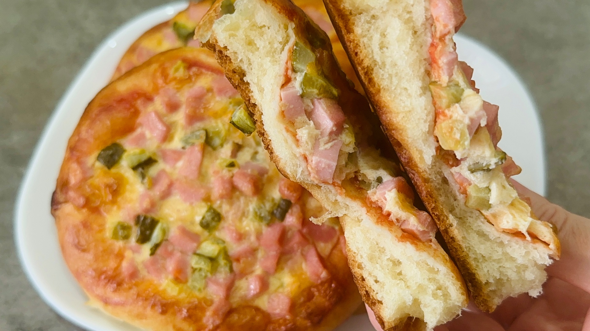 Белорусские смаженки на дрожжевом тесте / Домашние смаженки в духовке с колбасой и сыром