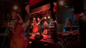 Скоро у нас выходит альбом, а пока фрагмент выступления
Максимов/Сокулер project в клубе А.Козлова