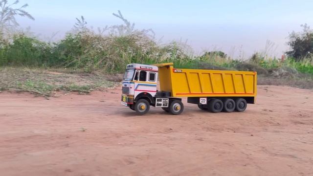 Играем разными грузовичками. Мультик для детей