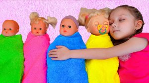 Детская история для малышей с куклами для девочек  / Гуляем и играем с пупсиками / Лиза как мама