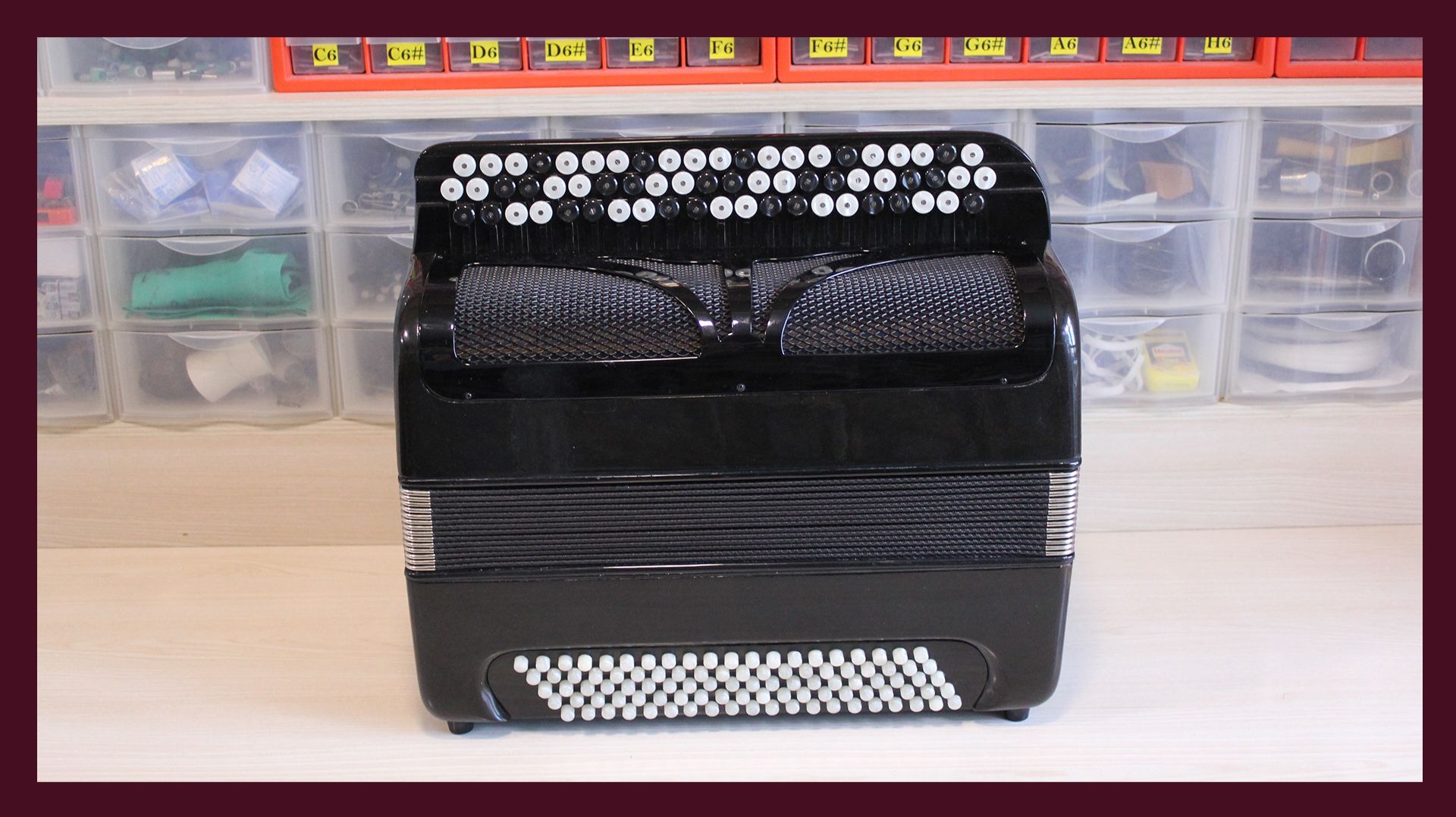 Трудовые будни / Ремонт Баяна "Московский  цельнопланочный"