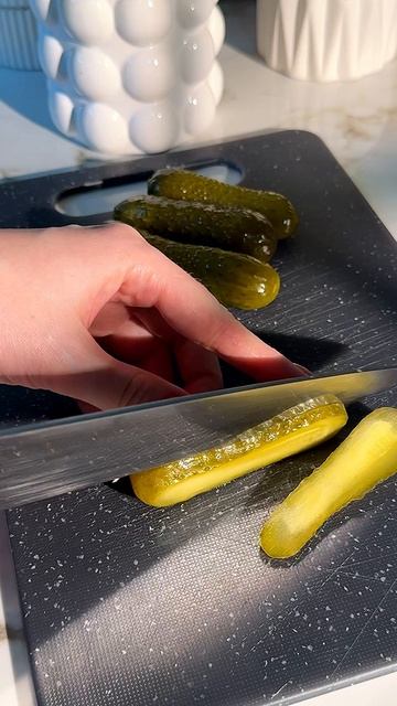 Нежнее нежного! Слоеный салат с куриной печенью, маринованными огурчиками и сыром