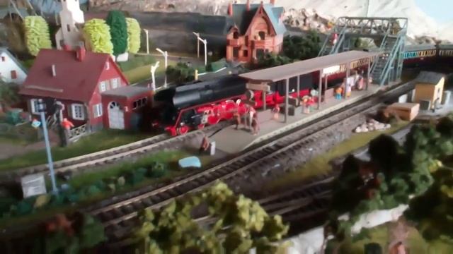 Маневры паровоза BR01 Piko у депо и с пассажирским вагонами.