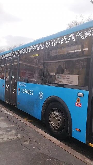 ЛиАЗ 5292.65 отправляется со остановки, маршрут м64