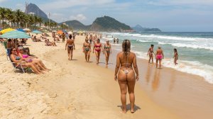 Пышные формы и мини бикини: красивая женщина на отдыхе на пляже в Рио де Жанейро