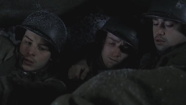 Минутка спокойствия в землянке. Отрывок из фильма: Братья по оружию