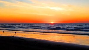 Восход солнца и успокаивающий шум моря