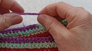 То шире , то уже. В чем причина? Дорожка крючком из остатков пряжи.