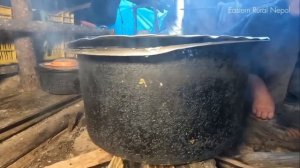 18.Изготовление саржи и топленого масла в коровнике в сельских районах восточных Гималаев Непала.