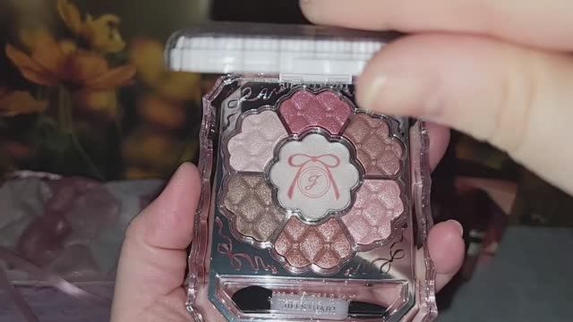 Покупки люксовой косметики.